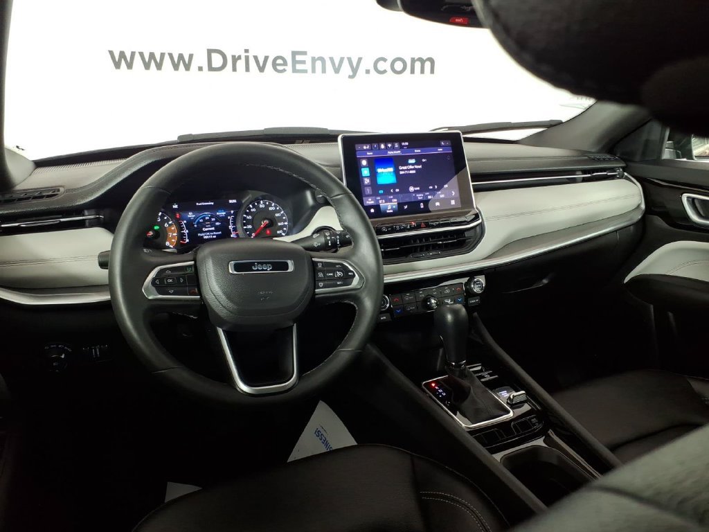 Used 2025 Jeep Compass Limited AWD/4WD image 10