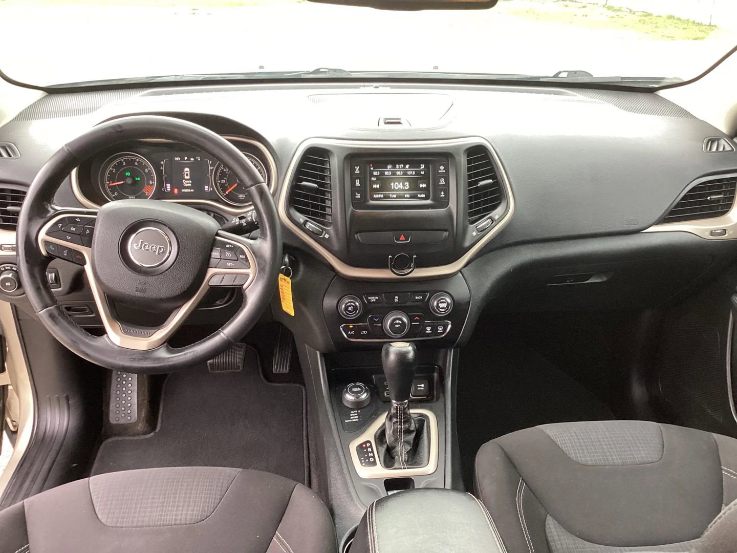Used 2015 Jeep Cherokee Latitude AWD/4WD image 18