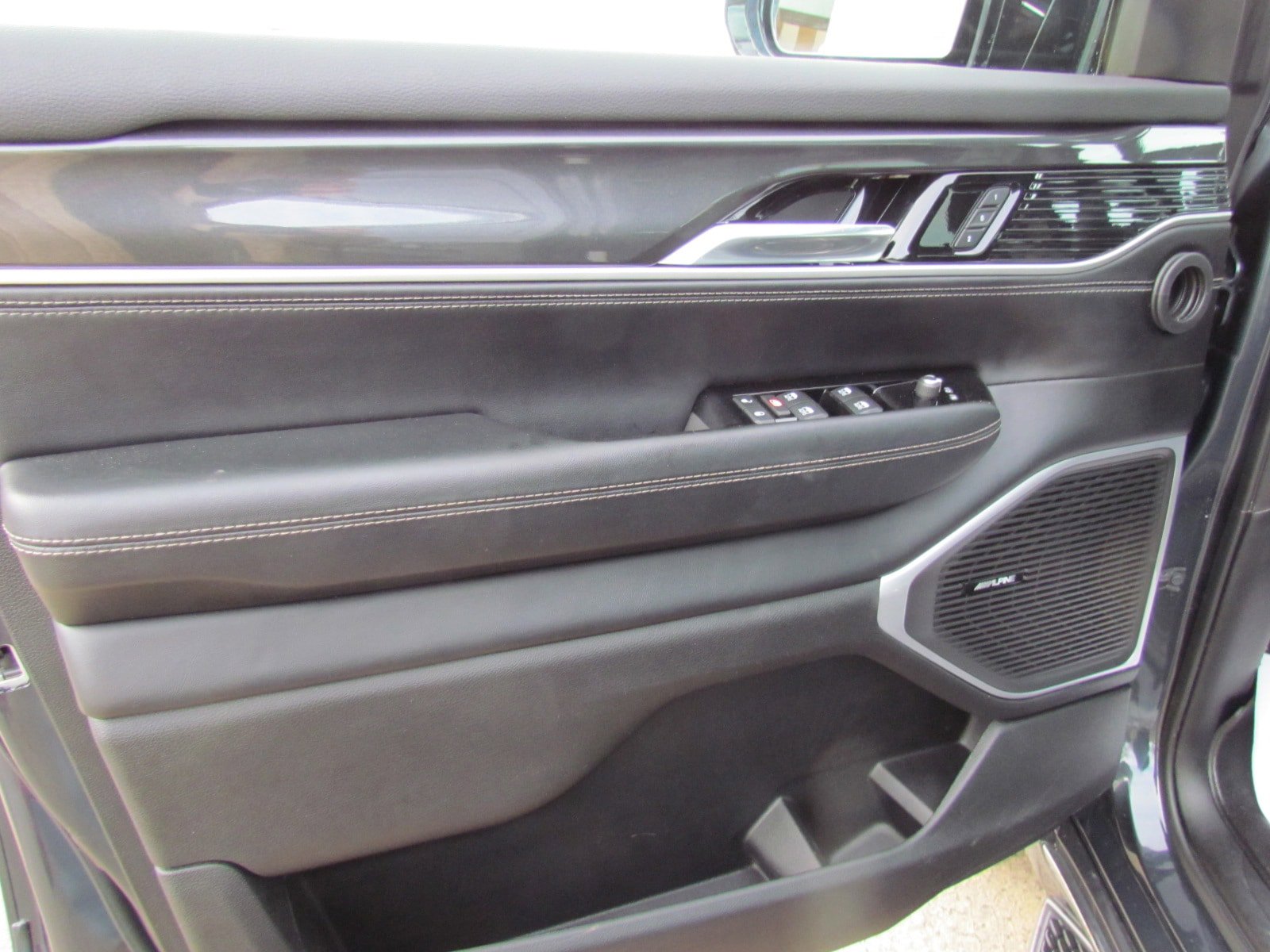 Used 2022 Jeep Wagoneer Series I AWD/4WD image 18