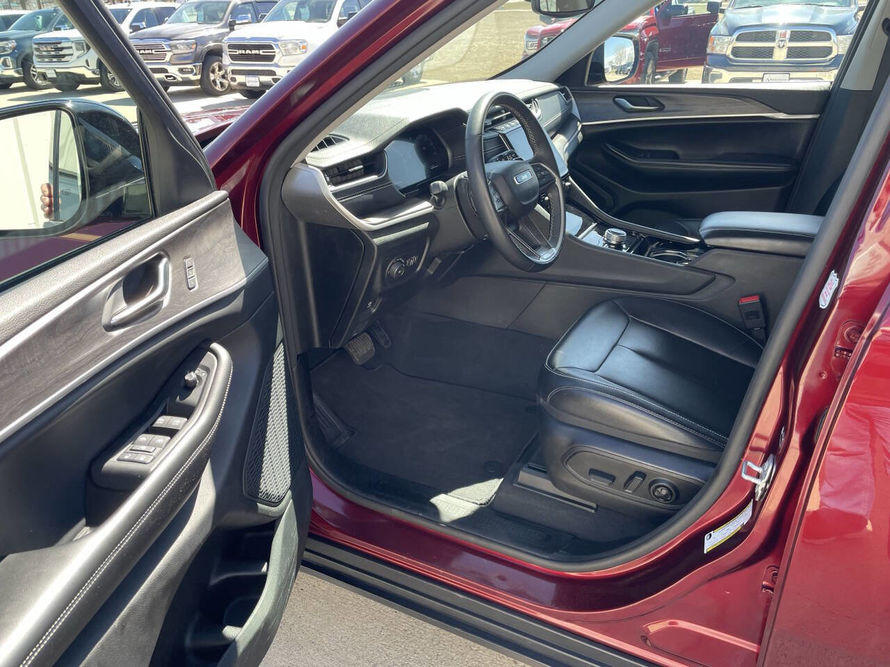 Used 2023 Jeep Grand Cherokee Limited image 5