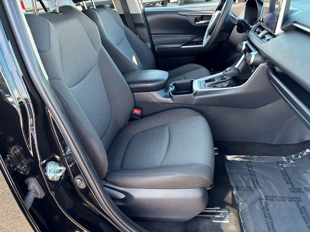 Used 2025 Toyota RAV4 XLE AWD/4WD image 34