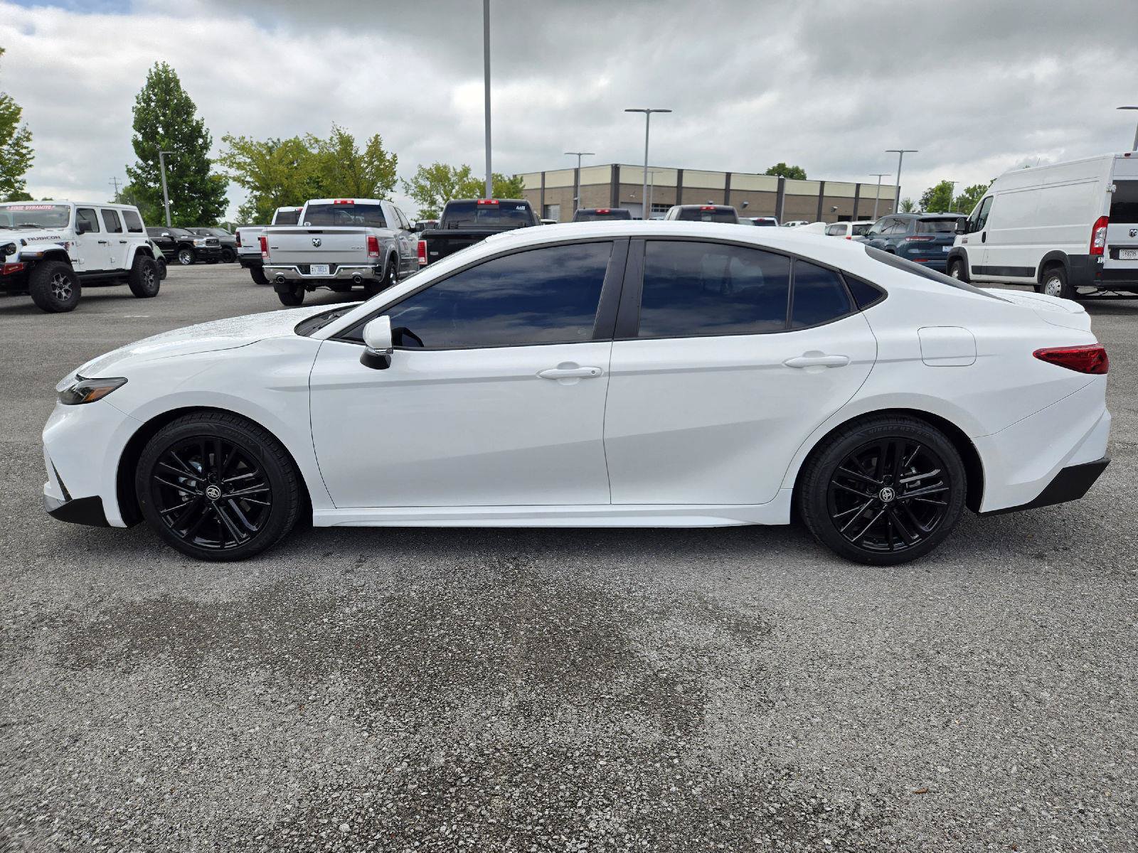Used 2025 Toyota Camry SE w/ Convenience Package FWD image 4