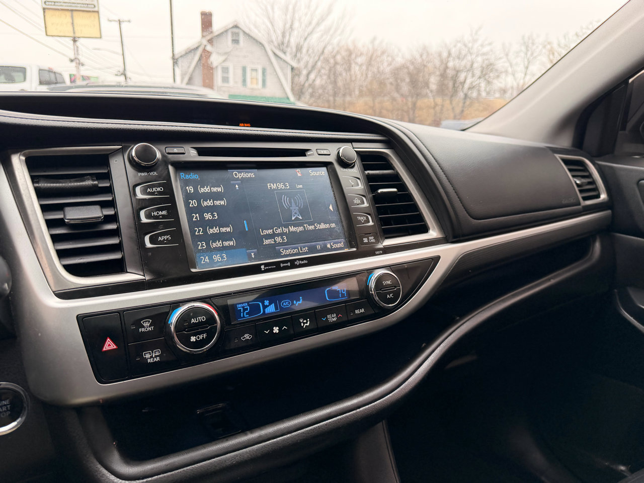 Used 2017 Toyota Highlander SE w/ Carpet Mat Package image 27