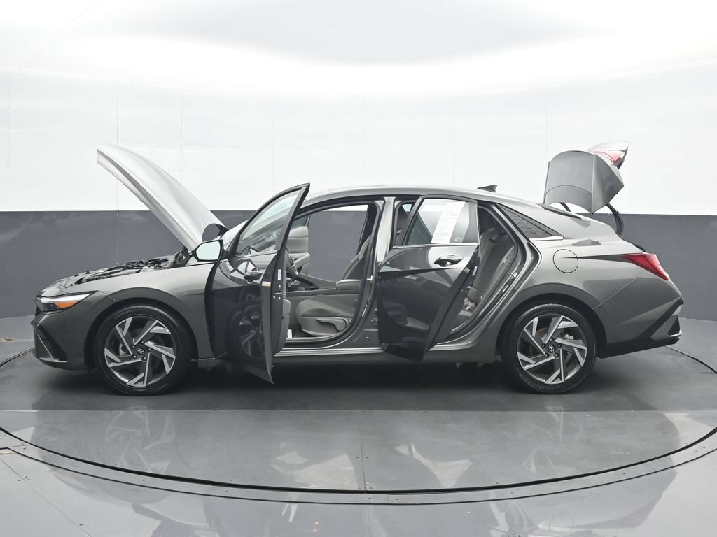 Used 2025 Hyundai Elantra SEL FWD image 37