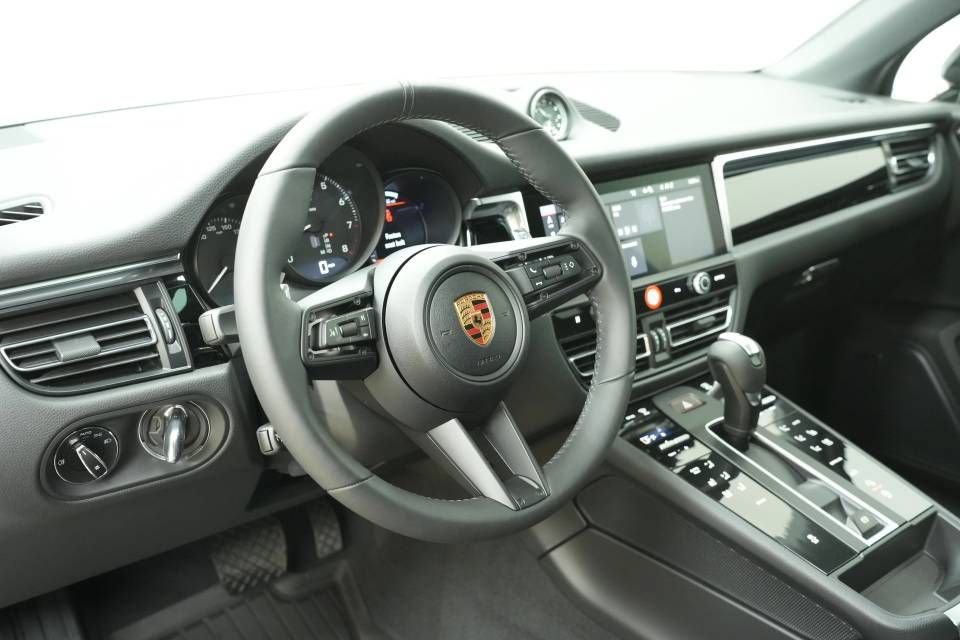 New 2026 Porsche Macan AWD/4WD image 4