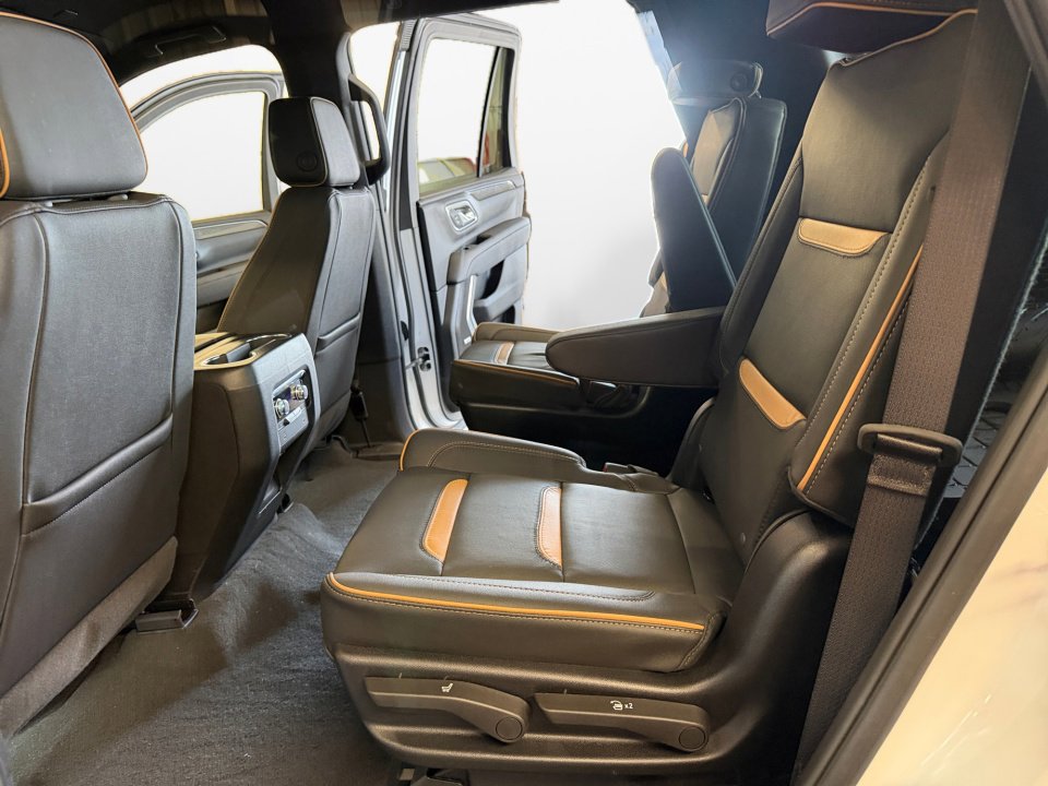 Used 2024 GMC Yukon AT4 w/ Technology Package AWD/4WD image 15