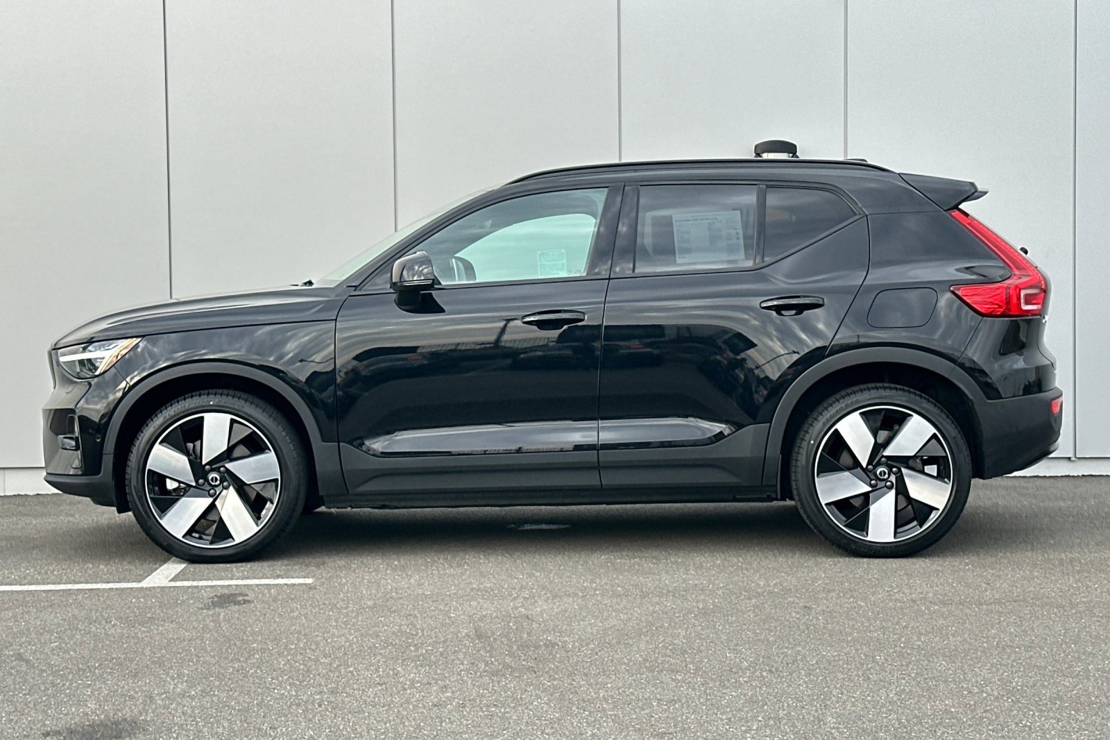 Used 2023 Volvo XC40 Recharge Ultimate w/ Protection Package Premier image 2