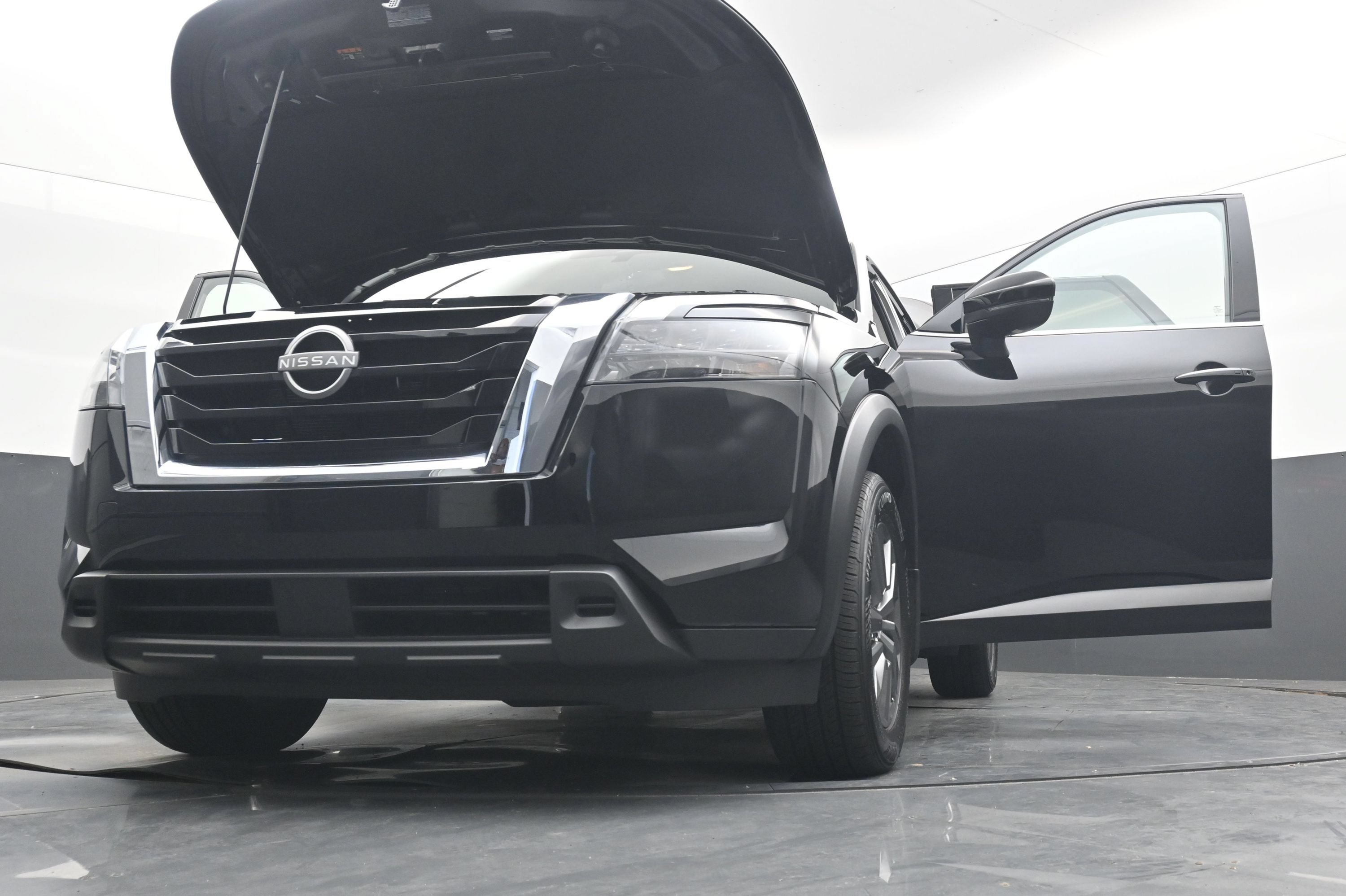 Used 2025 Nissan Pathfinder SV FWD image 40