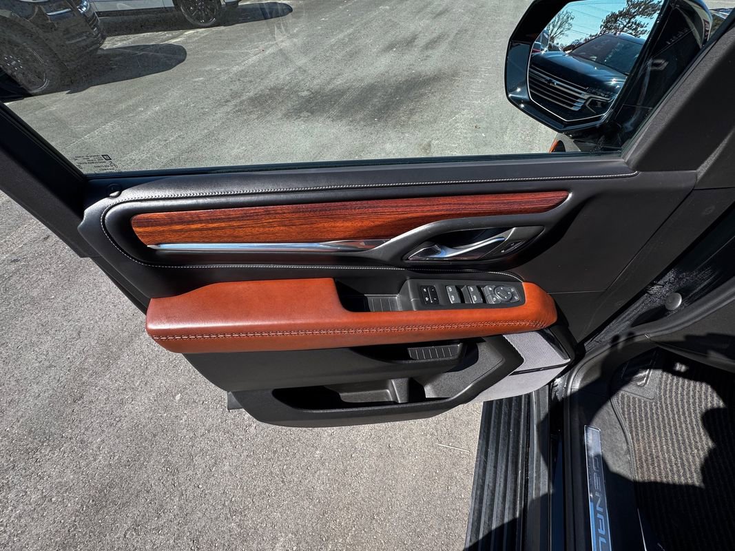 Used 2023 GMC Yukon Denali Ultimate image 12