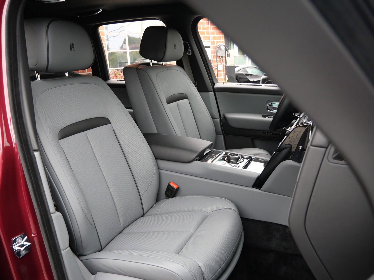New 2025 Rolls-Royce Cullinan Black Badge image 31