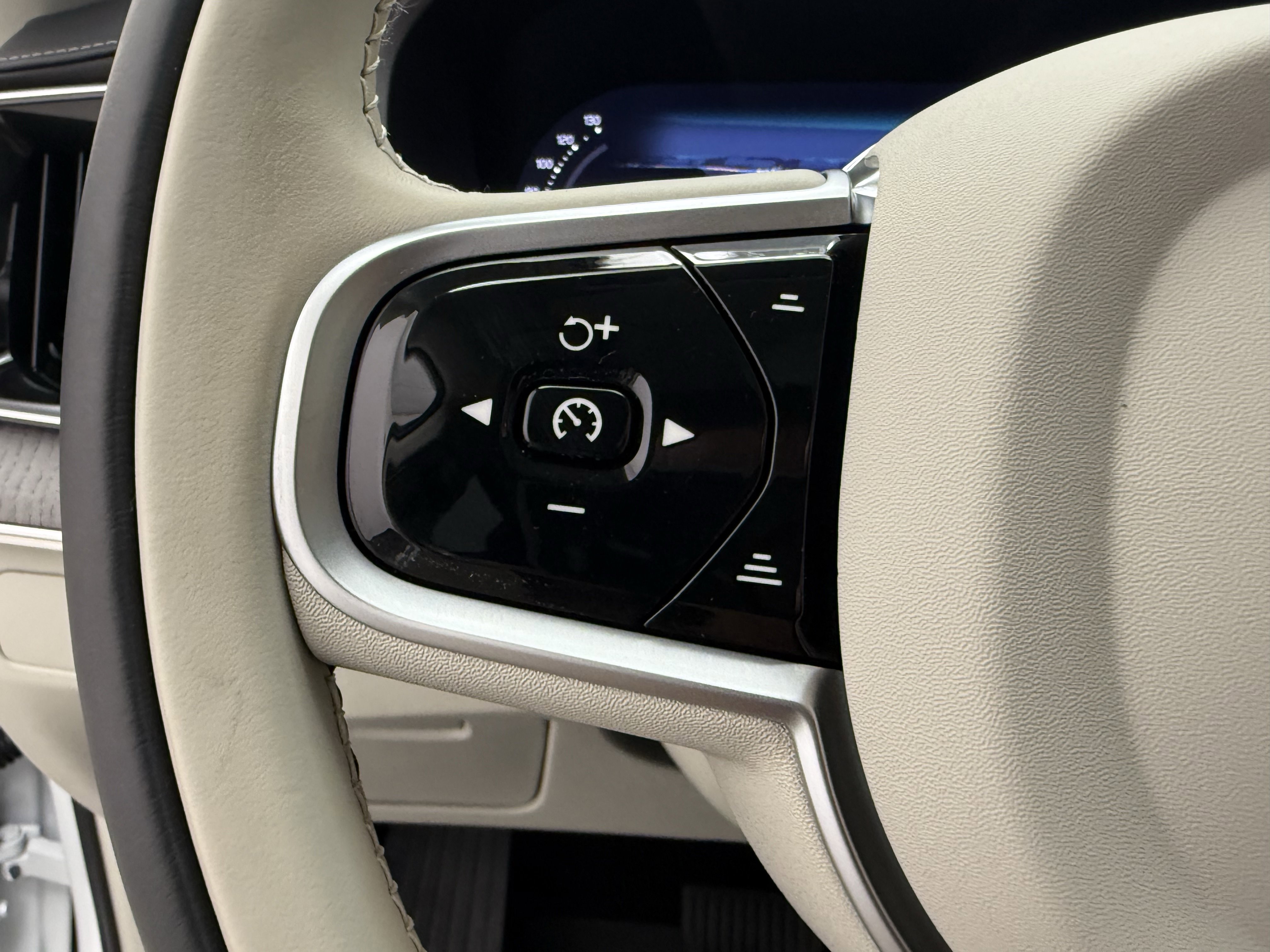 Used 2026 Volvo XC90 B6 Ultra w/ Protection Package image 18