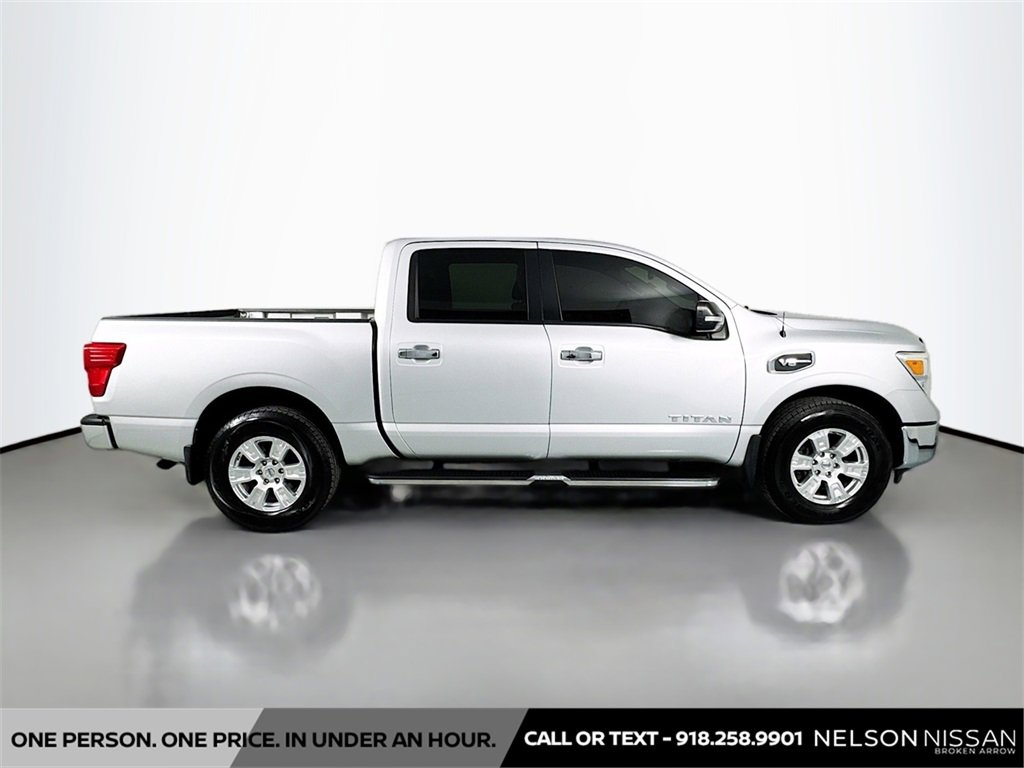 Used 2017 Nissan Titan SV image 4