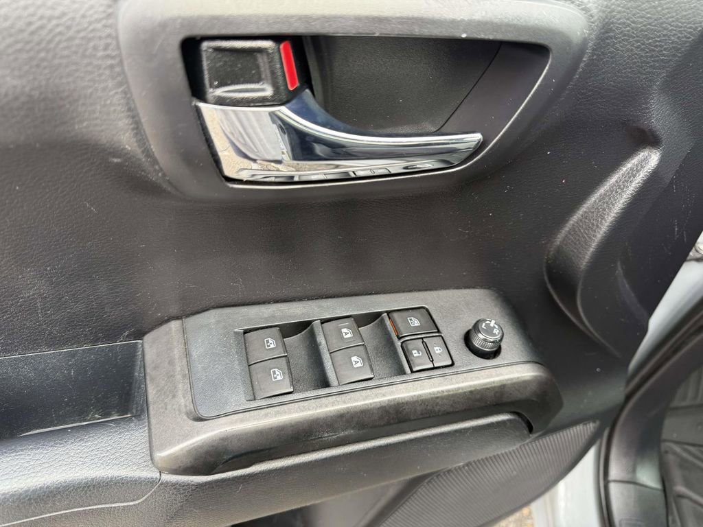 Used 2021 Toyota Tacoma TRD Off-Road image 12