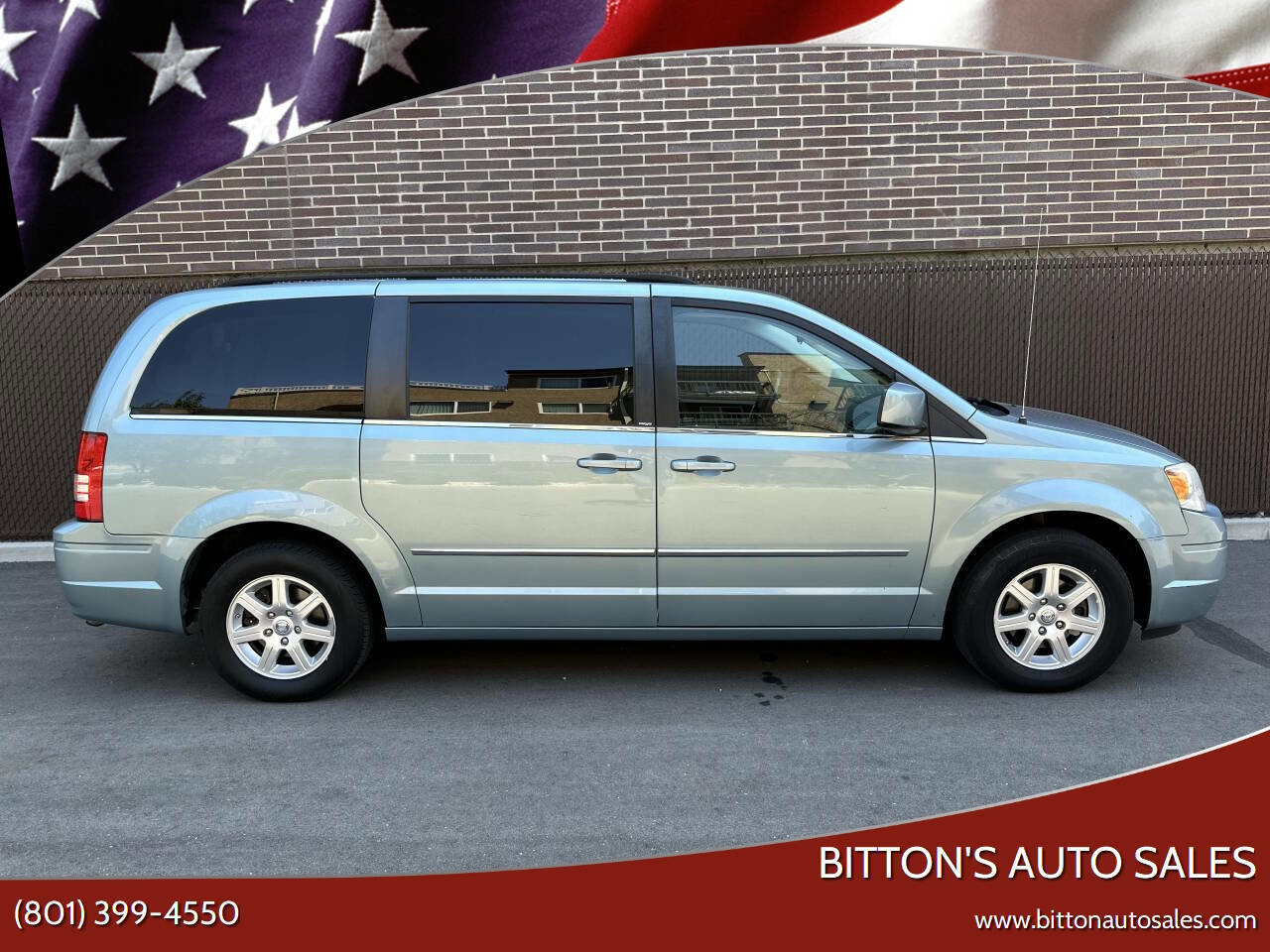 Used 2010 Chrysler Town & Country Touring image 1
