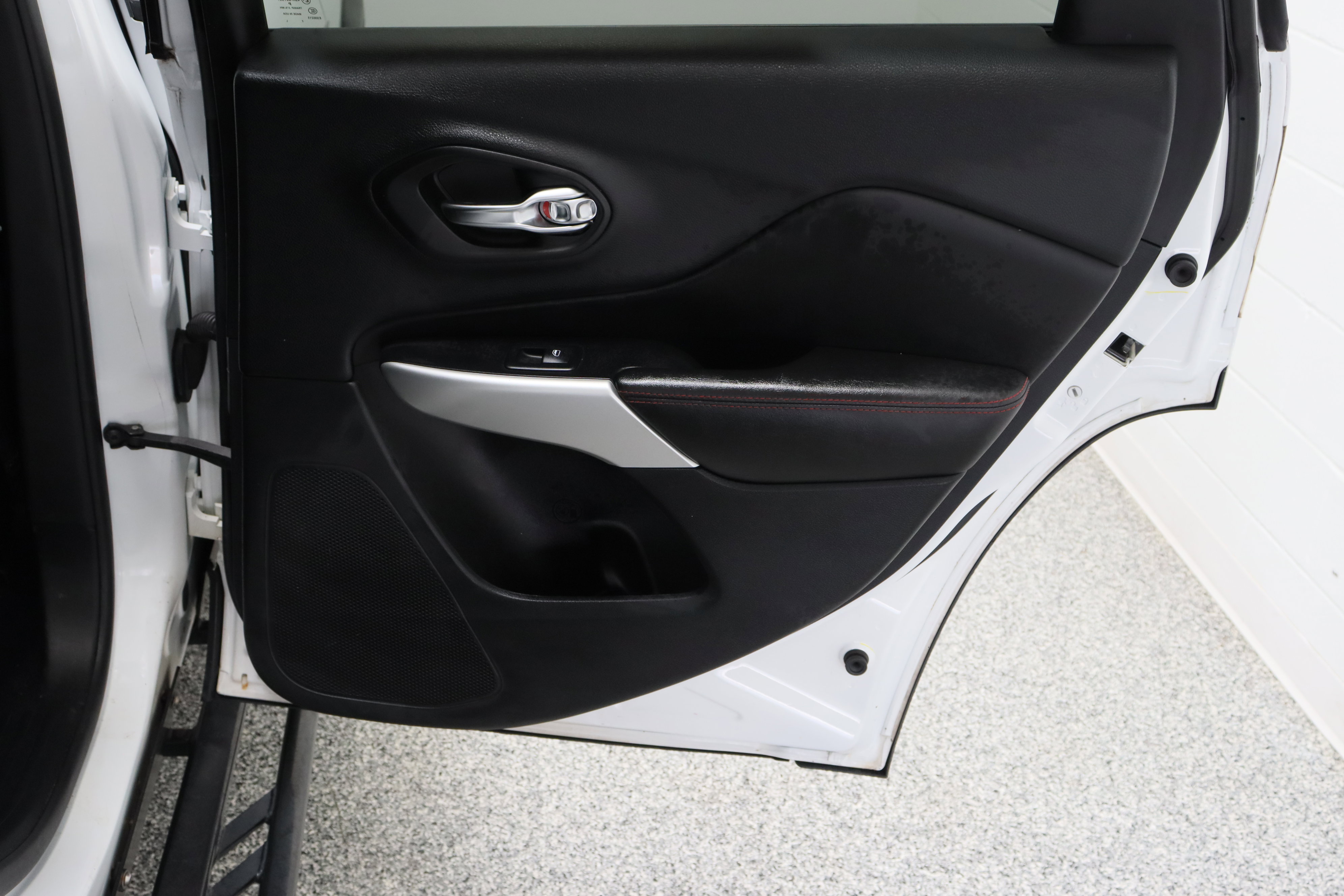 Used 2018 Jeep Cherokee Trailhawk w/ Quick Order Package 27L image 37