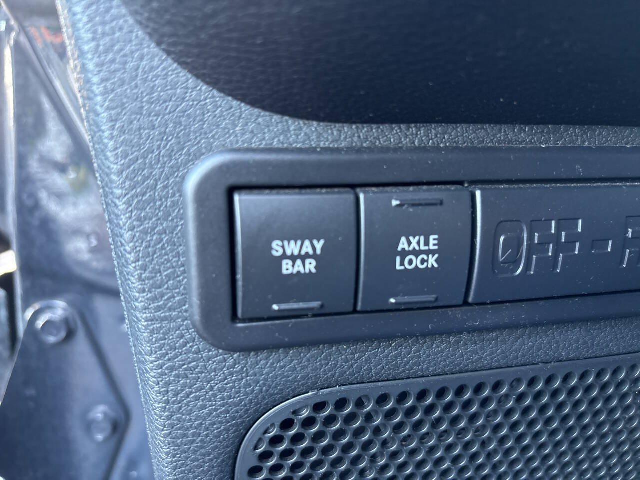 Used 2017 Jeep Wrangler Unlimited Rubicon w/ Connectivity Group AWD/4WD image 14