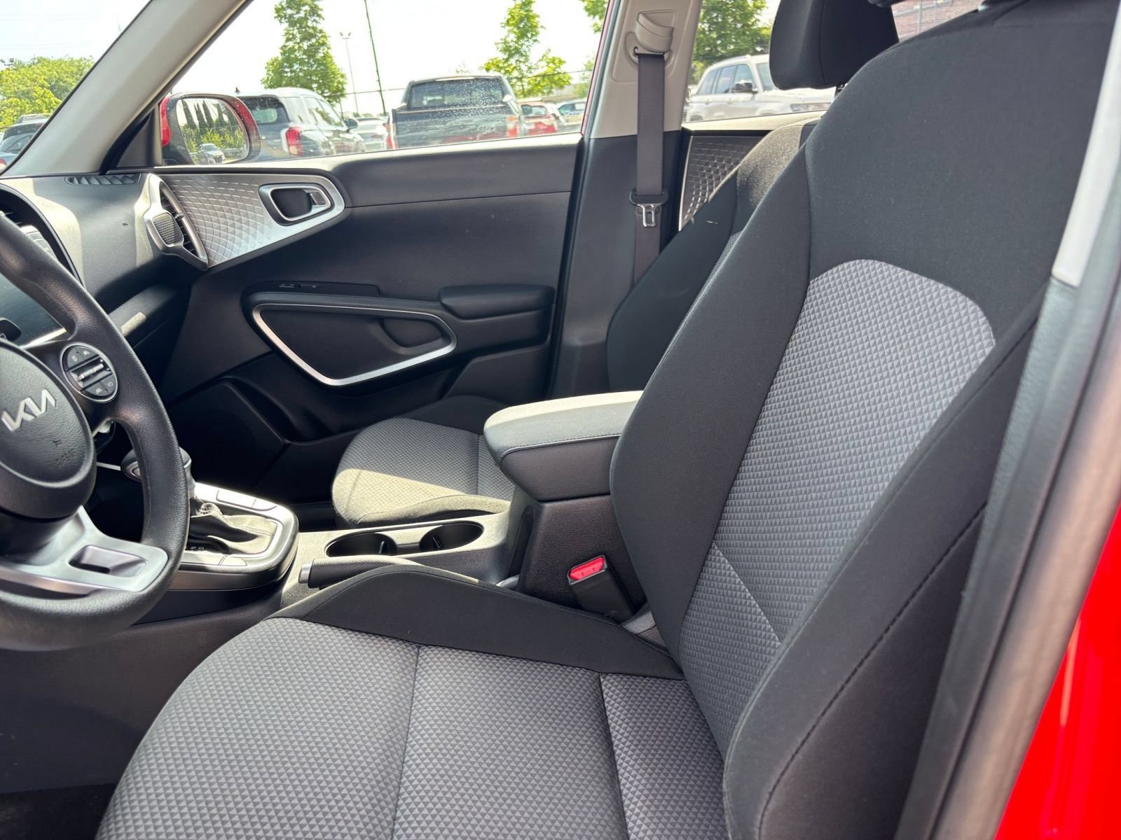 Used 2025 Kia Soul LX w/ LX Technology Package FWD image 24