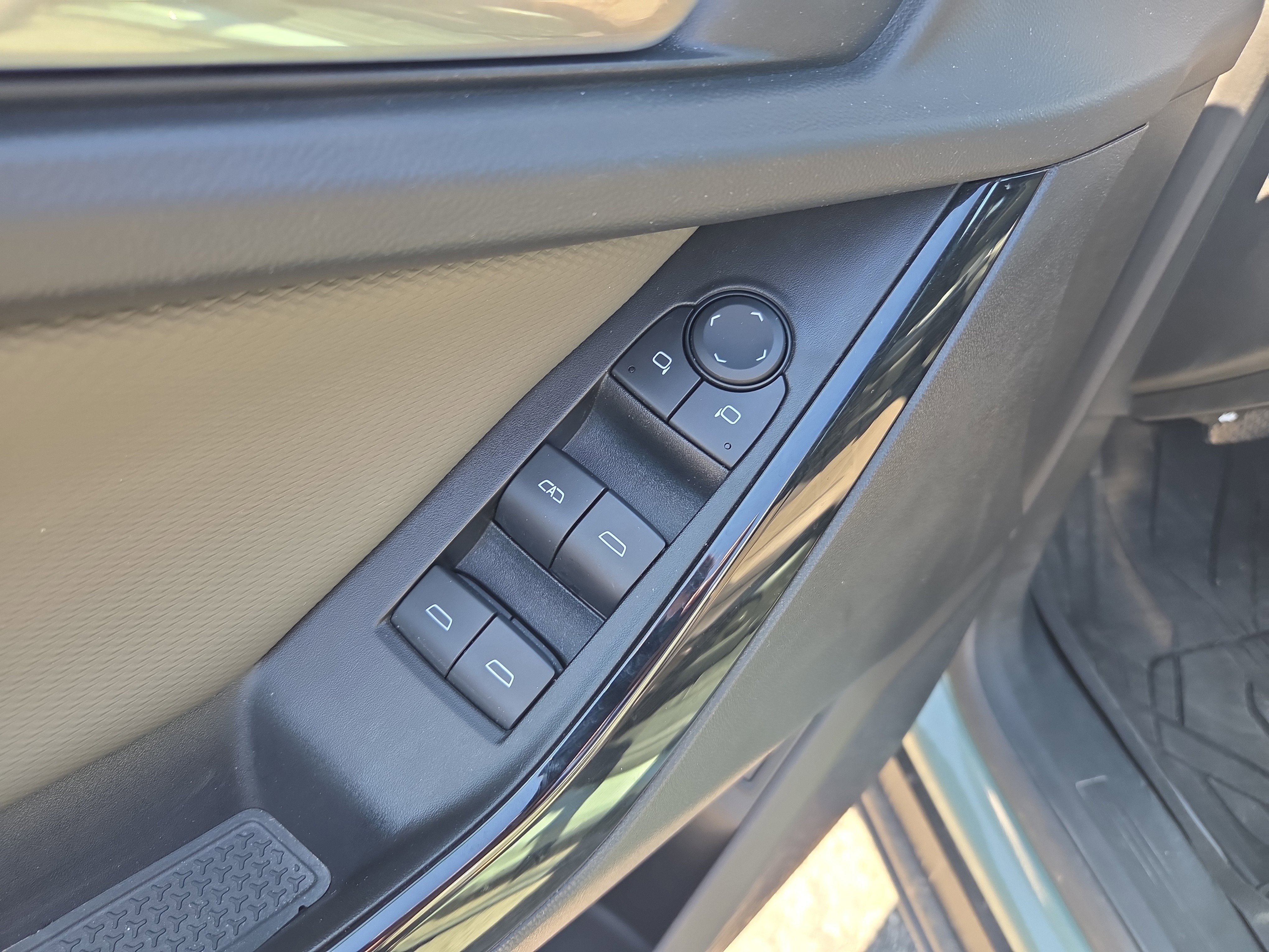 Used 2025 Chevrolet Equinox LT w/ Convenience Package II image 16