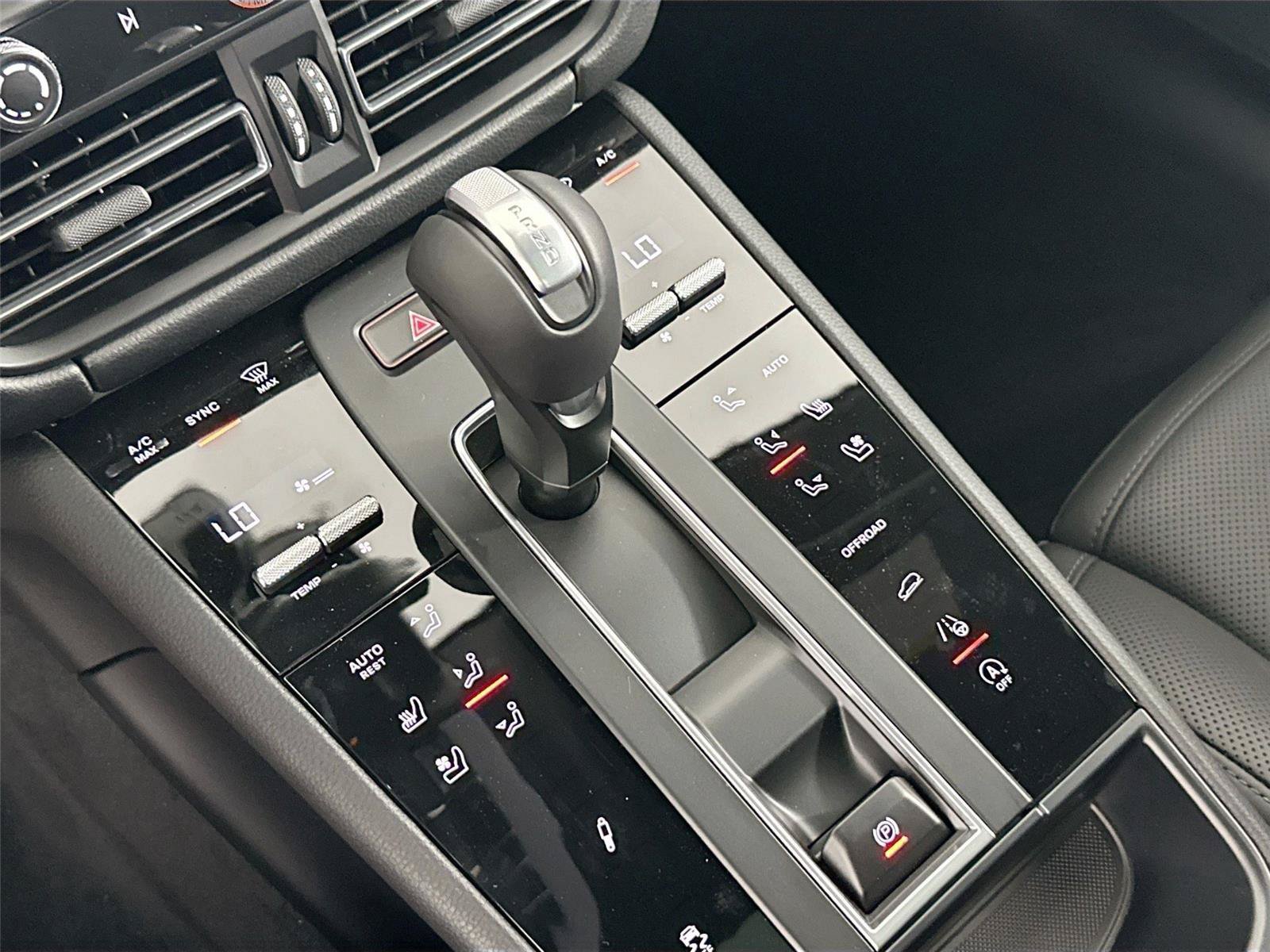 Certified 2026 Porsche Macan Turbo AWD/4WD image 34