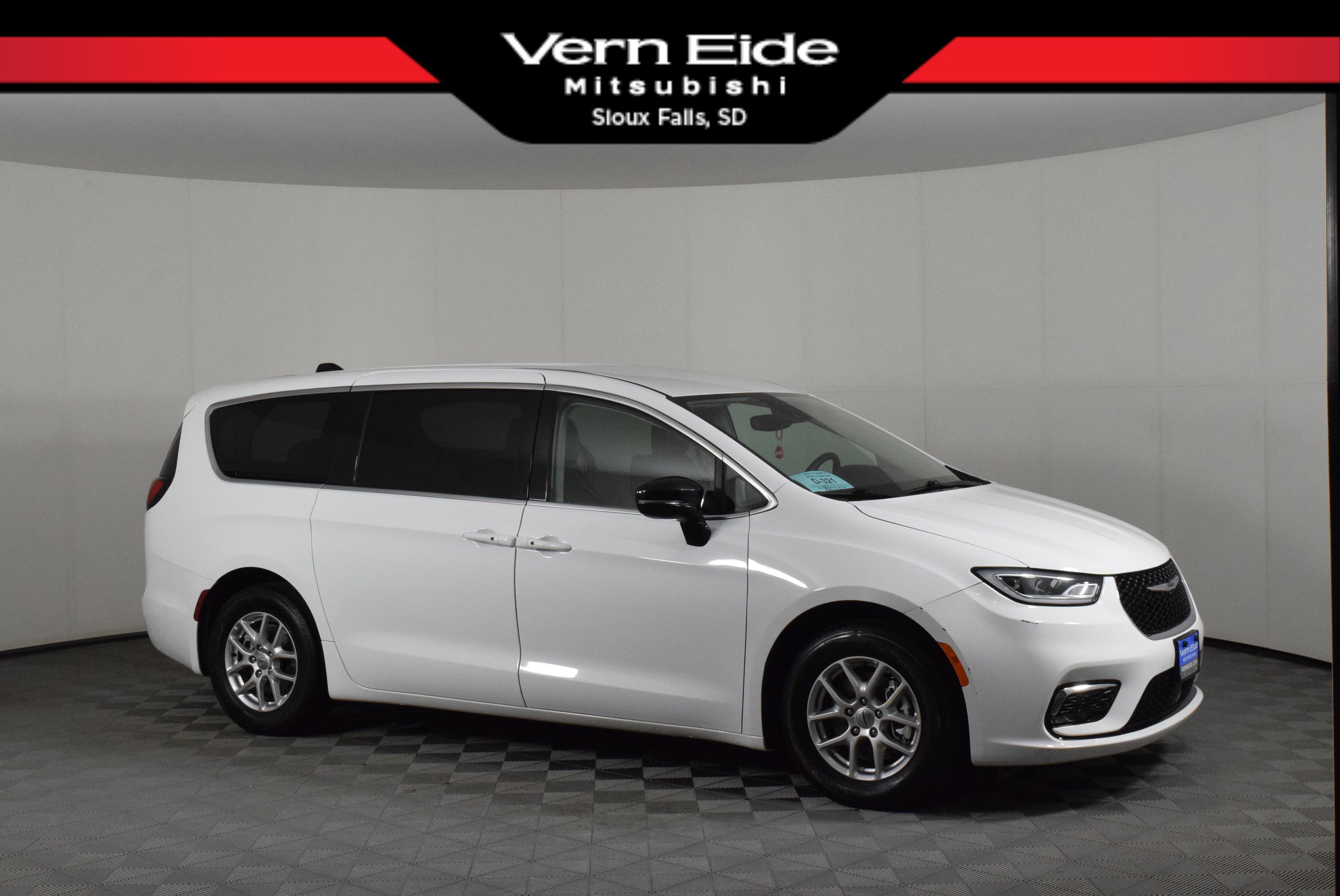 Used 2024 Chrysler Pacifica Touring-L image 1