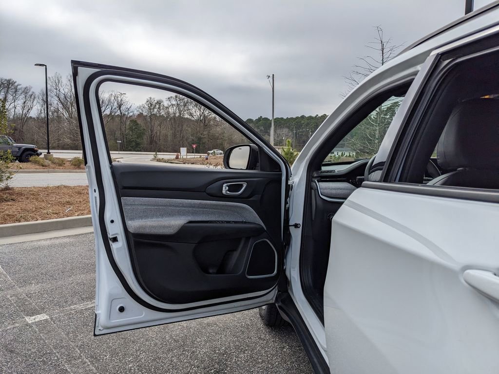 Used 2024 Jeep Compass Latitude image 52