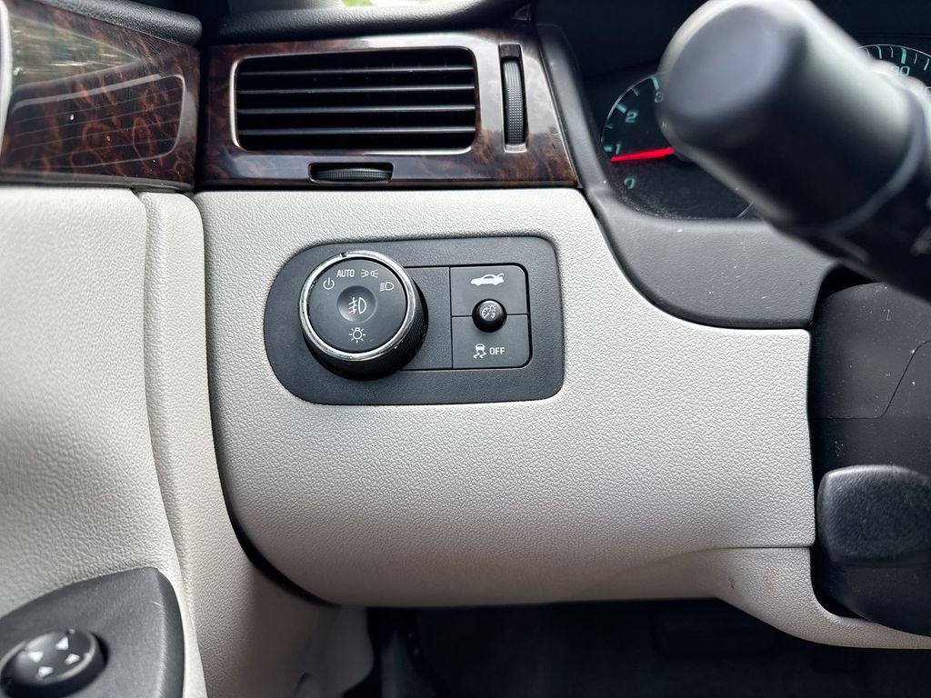 Used 2012 Chevrolet Impala LTZ FWD image 17