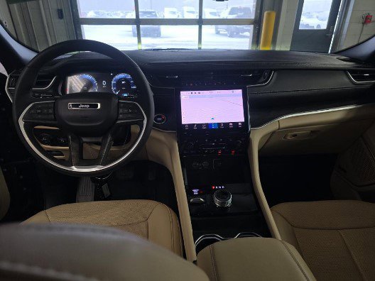 Used 2024 Jeep Grand Cherokee Limited w/ Luxury Tech Group II image 9