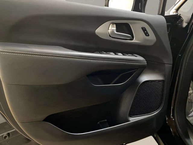 Used 2026 Chrysler Pacifica Limited FWD image 31