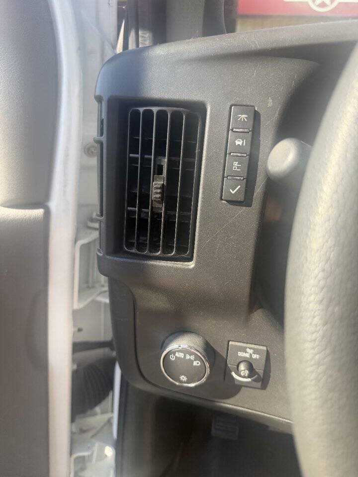 Used 2025 Chevrolet Express 2500 w/ Driver Convenience Package RWD image 7