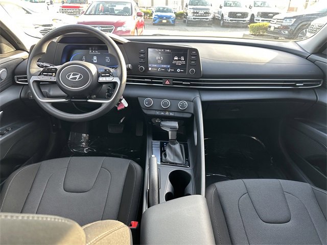 Used 2025 Hyundai Elantra SE image 15