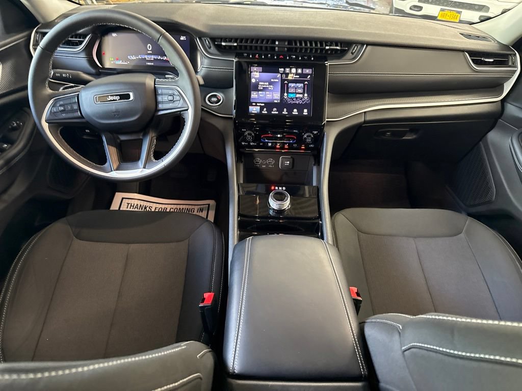 Used 2023 Jeep Grand Cherokee Laredo AWD/4WD image 18