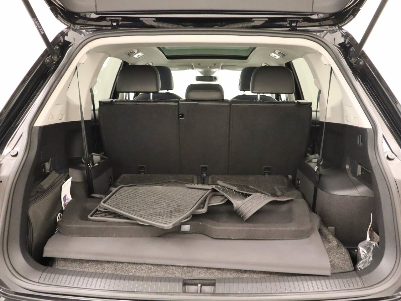 Certified 2023 Volkswagen Tiguan SE w/ Panoramic Sunroof Package FWD image 20