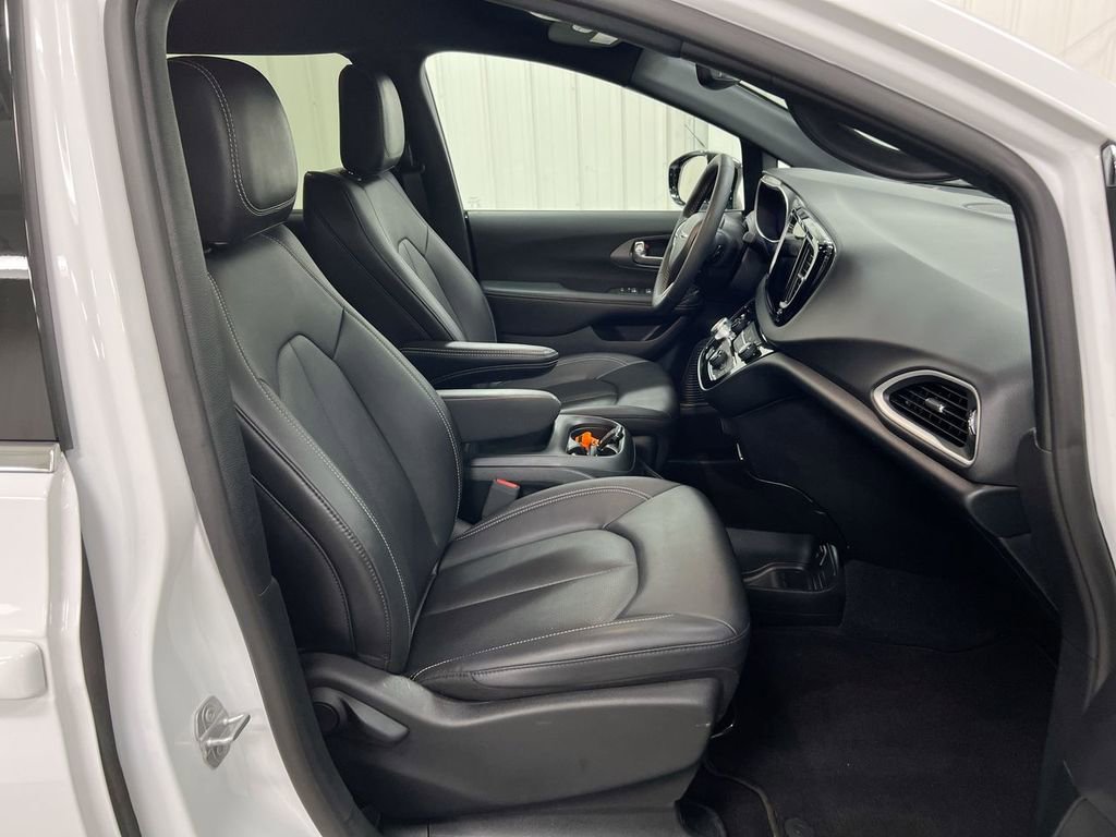 Used 2025 Chrysler Pacifica Select image 21