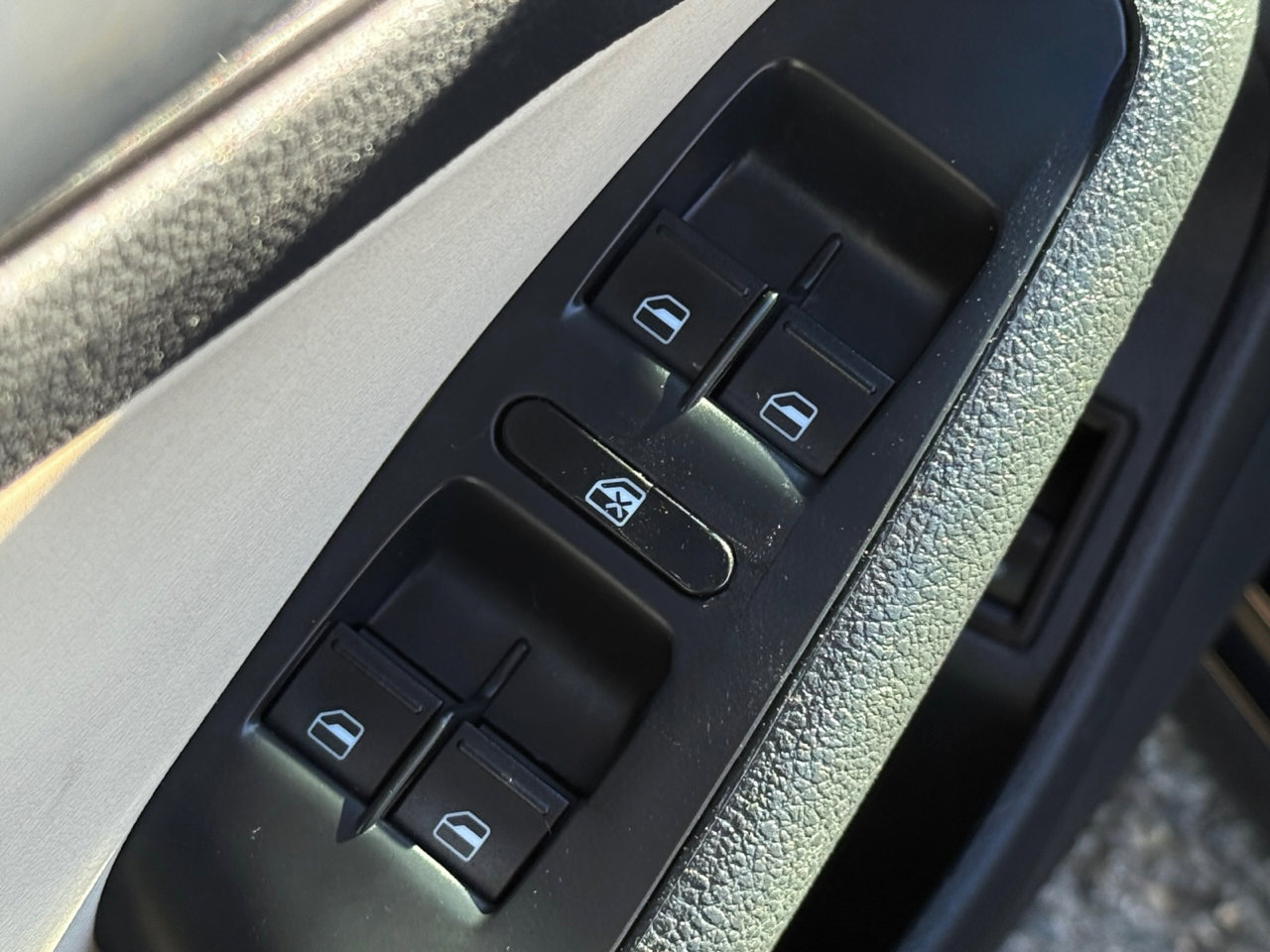 Used 2017 Volkswagen Jetta SE image 40