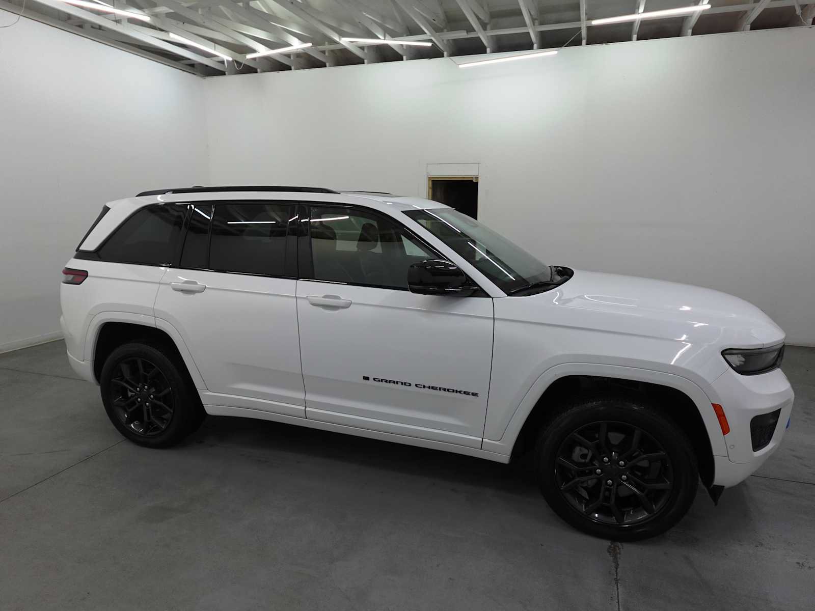 Used 2023 Jeep Grand Cherokee 30th Anniversary AWD/4WD image 4