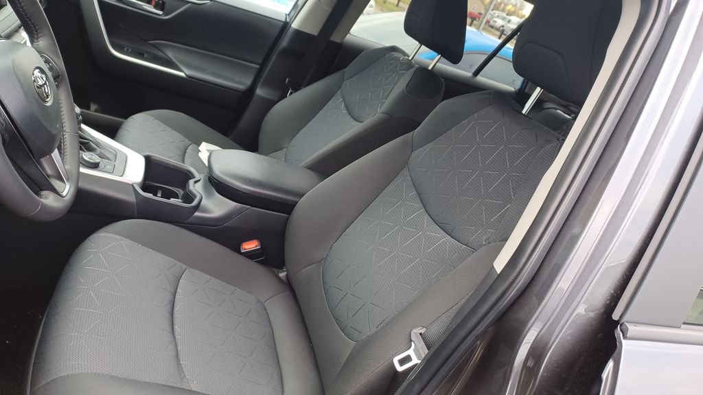 Used 2025 Toyota RAV4 XLE w/ Convenience Package image 7