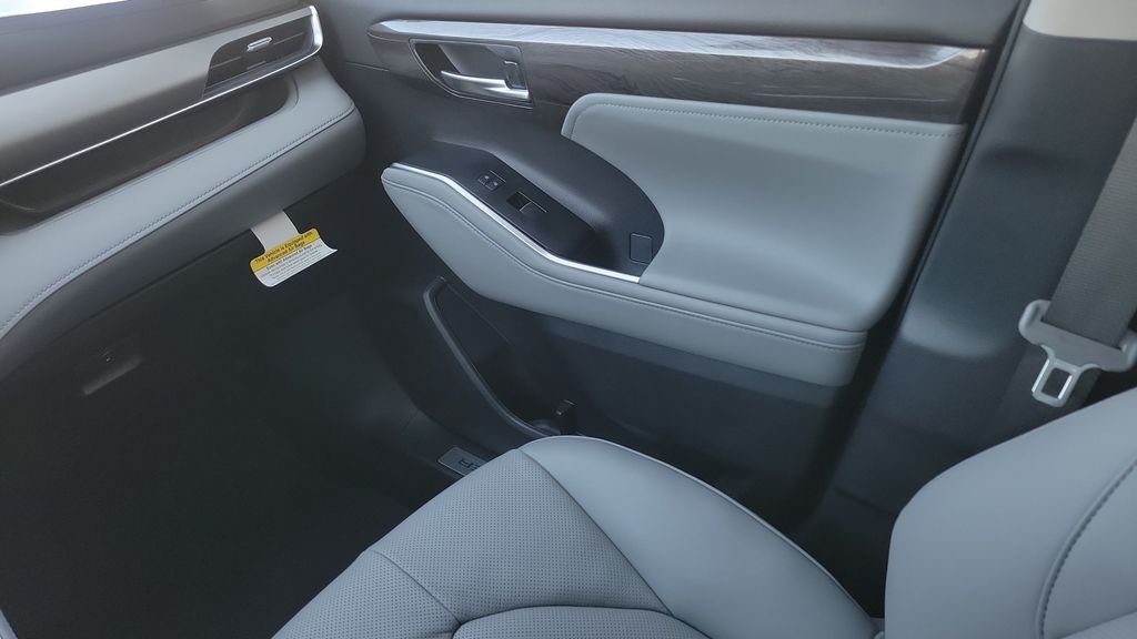 New 2026 Toyota Highlander Limited AWD/4WD image 13