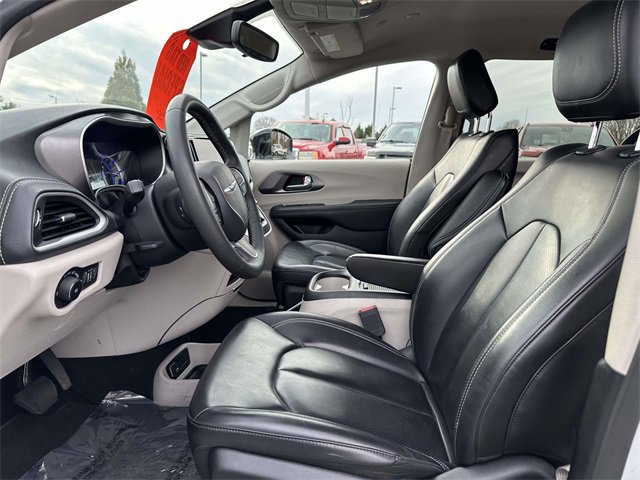 Used 2024 Chrysler Pacifica Select image 16