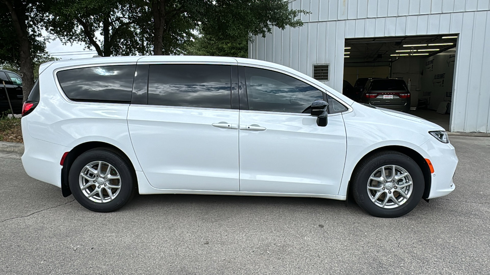 New 2026 Chrysler Pacifica Select FWD image 4