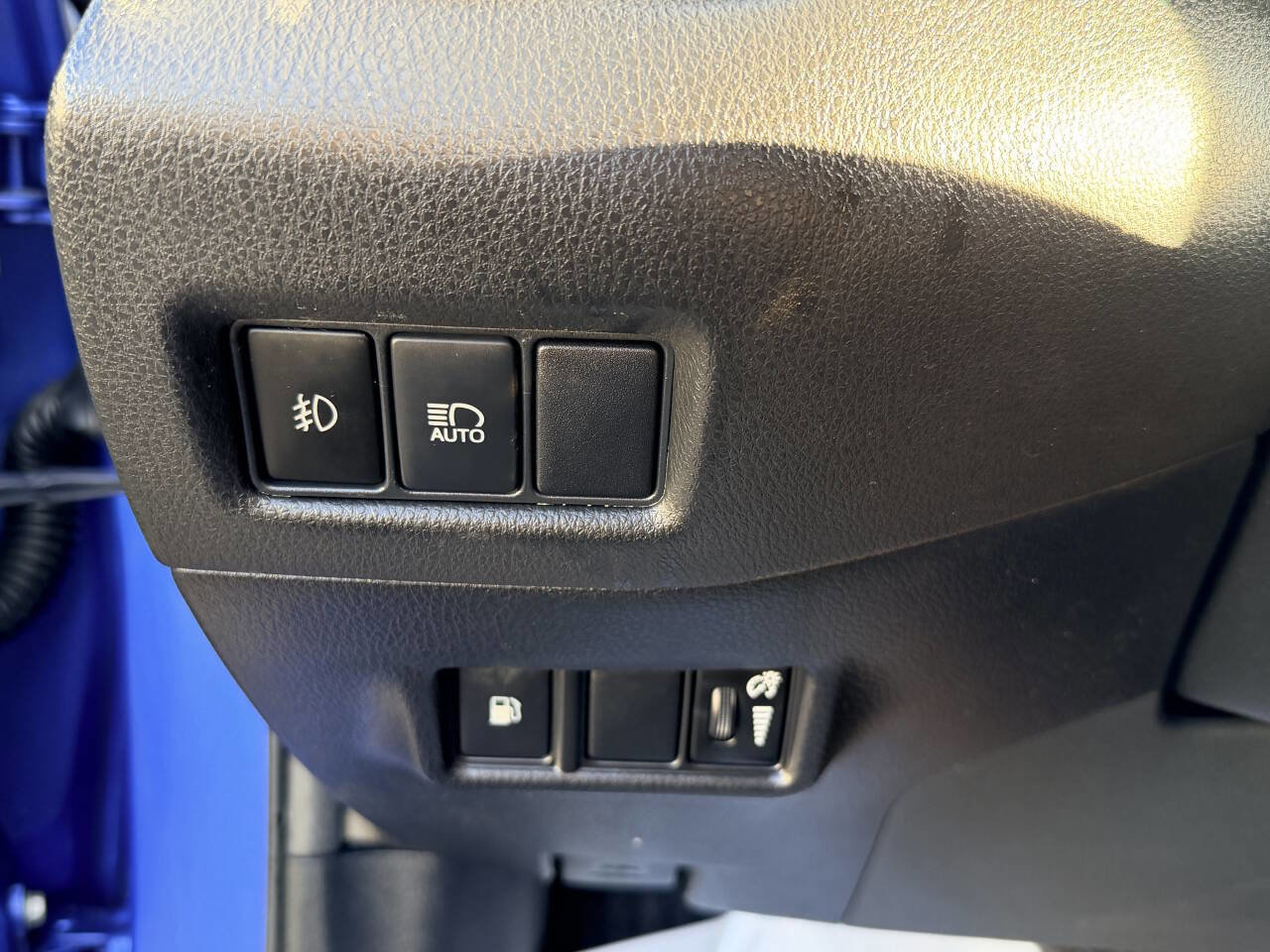 Used 2018 Toyota C-HR XLE 4dr Crossover image 43