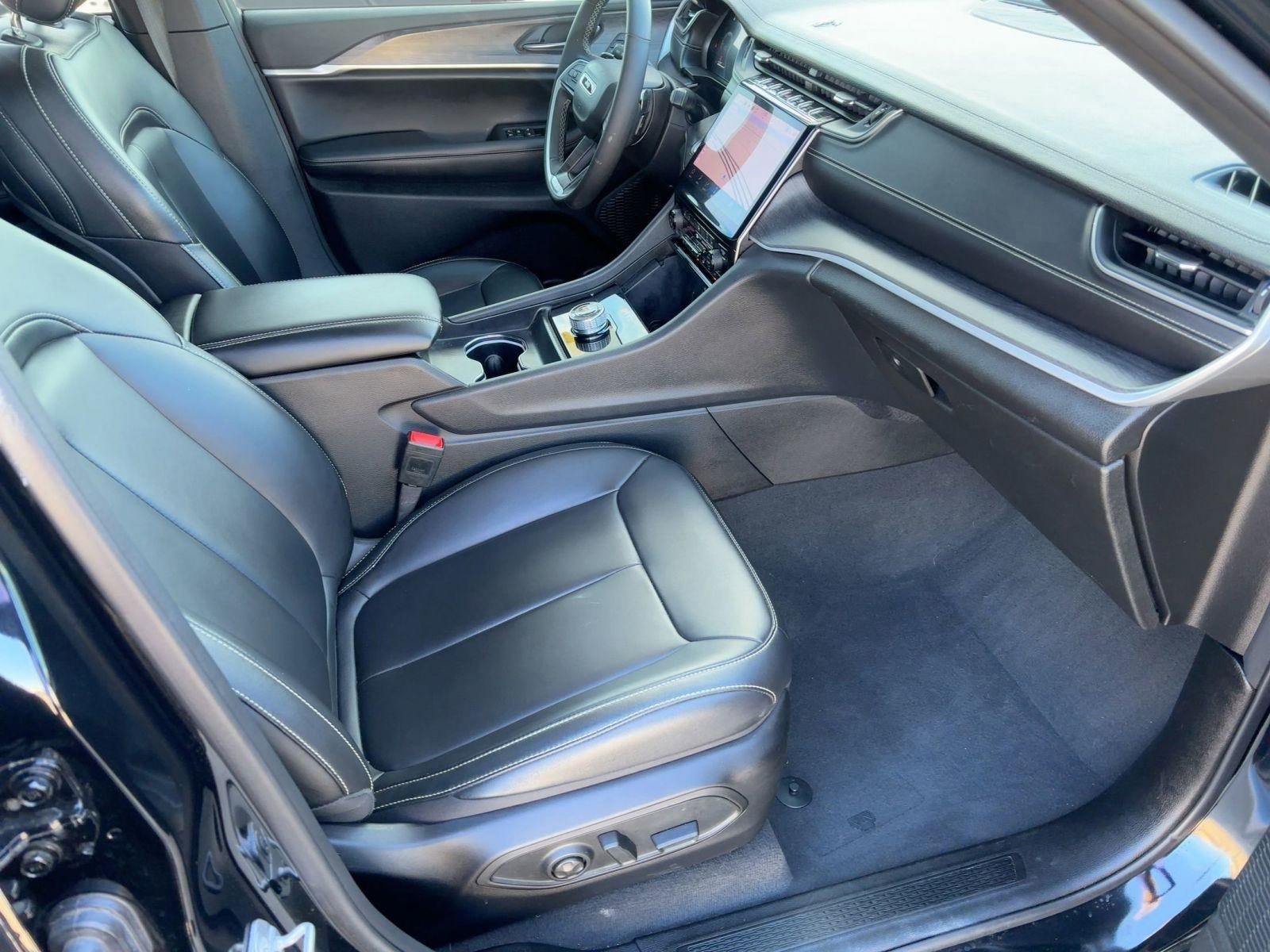 Used 2025 Jeep Grand Cherokee Limited w/ Black Appearance Package image 30