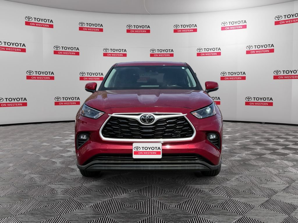 Used 2022 Toyota Highlander LE AWD/4WD image 8