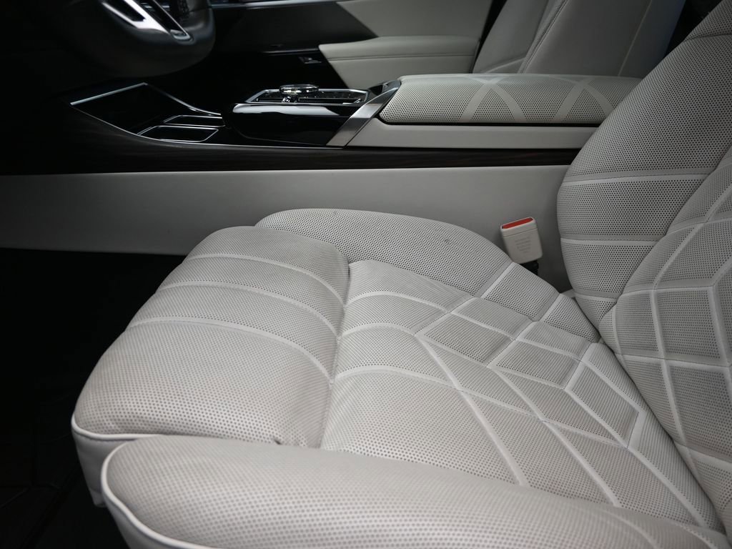 Used 2023 BMW 740i image 13