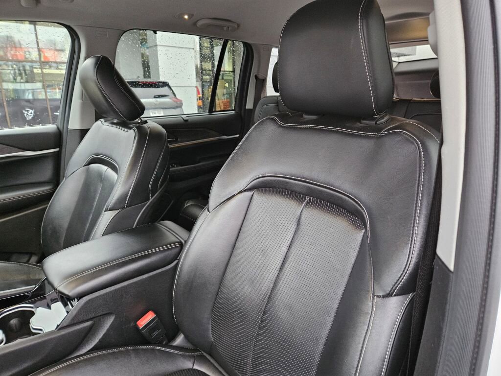 Used 2023 Jeep Grand Cherokee Limited w/ Luxury Tech Group II image 16