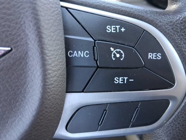 Used 2017 Chrysler Pacifica Touring FWD image 18