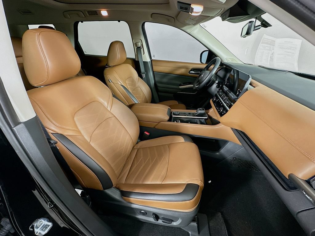 Certified 2025 Nissan Pathfinder Platinum w/ Black Appearance Package AWD/4WD image 40