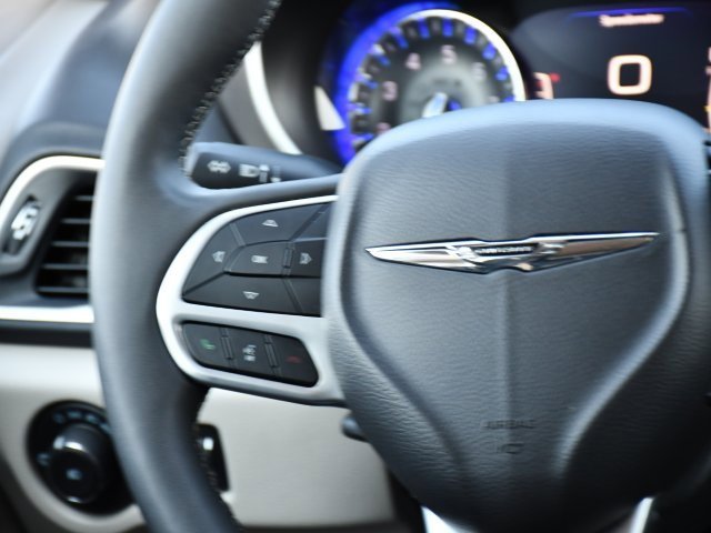 Used 2024 Chrysler Pacifica Touring-L image 27