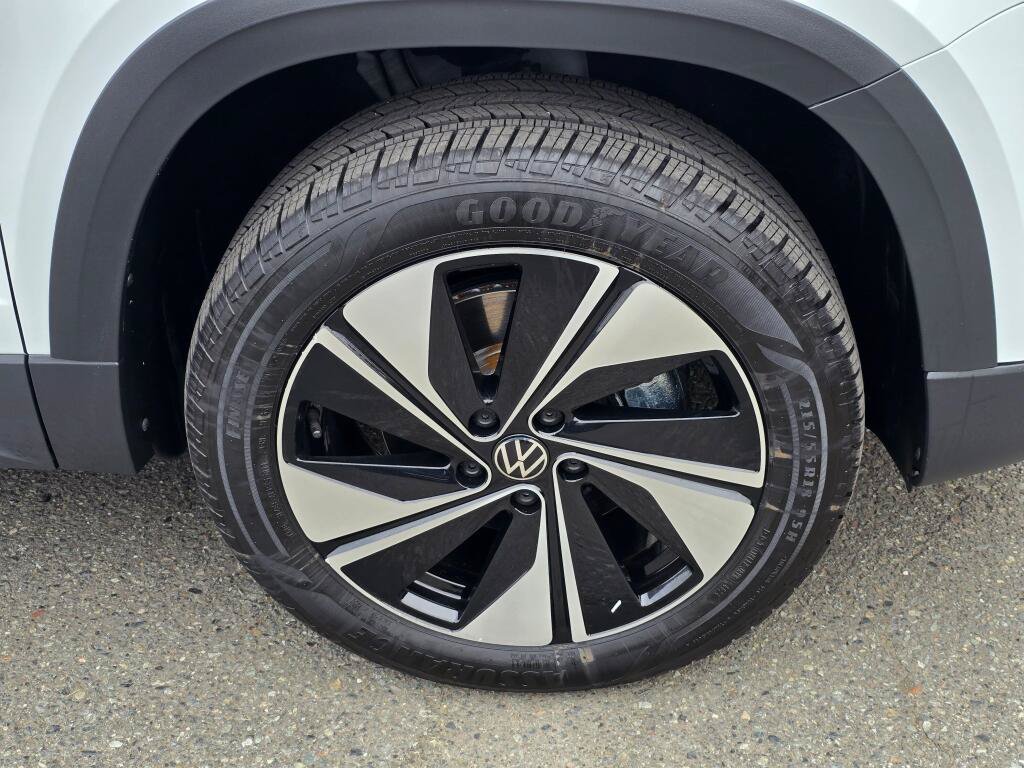 Certified 2025 Volkswagen Taos SE AWD/4WD image 9