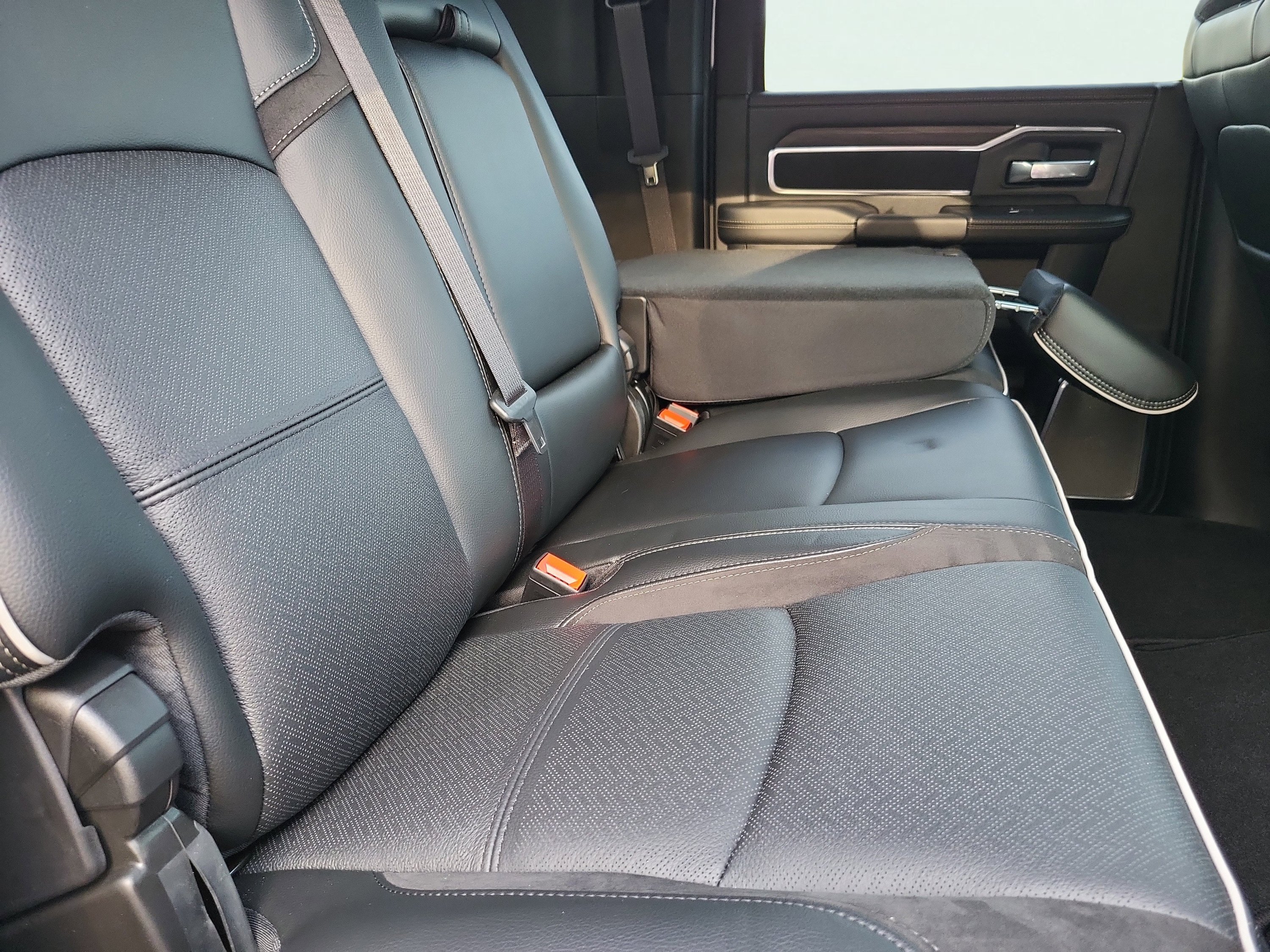 New 2026 RAM 2500 Laramie AWD/4WD image 16