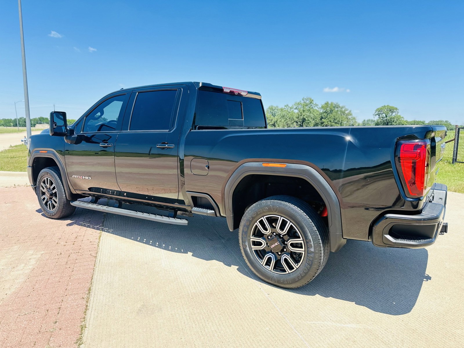 Used 2022 GMC Sierra 2500 AT4 w/ AT4 Preferred Package AWD/4WD image 3